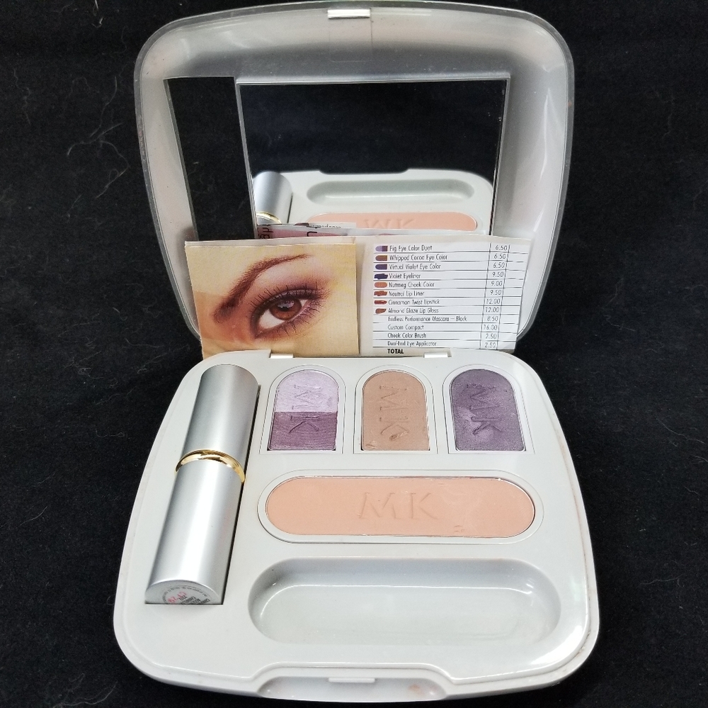 Mary Kay Signature Look Inspired Filled Compact with Common Twist Lipstick
